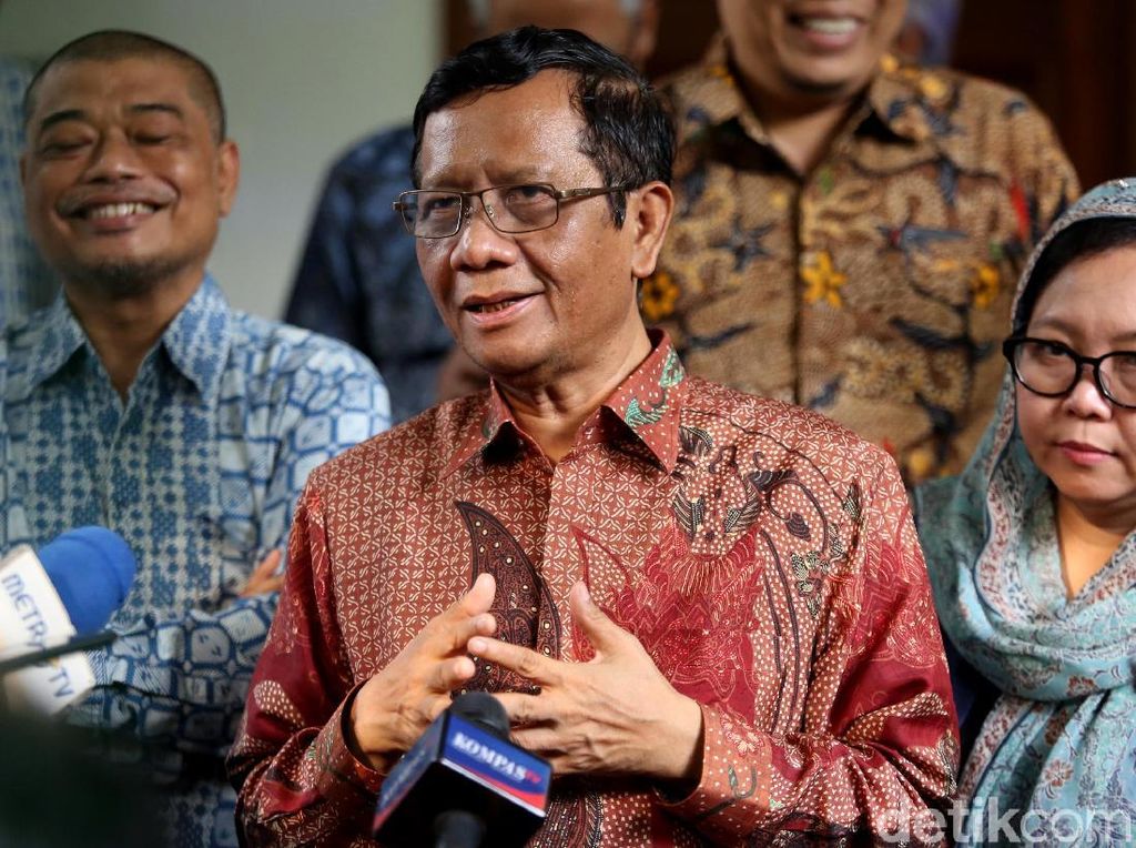 Mahfud Md Nilai Idul Fitri Momen Tepat Bertemunya Jokowi-Prabowo Mahfud Md Nilai Idul Fitri Momen Tepat Bertemunya Jokowi-Prabowo