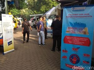 Pagi-pagi, Masyarakat Sudah Antre Tukar Uang di Monas