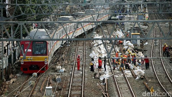 Potret Perawatan Jalur Kereta Api Jelang Arus Mudik
