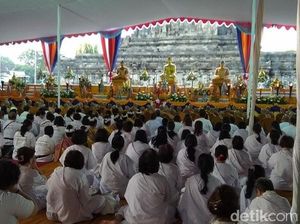 Api Dharma dan Air Berkah Waisak Disemayamkan di Candi Mendut Api Dharma dan Air Berkah Waisak Disemayamkan di Candi Mendut