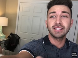 Youtuber yang Jadi Sensasi karena Cium Adik Perempuannya, Kini Cium Ibunya