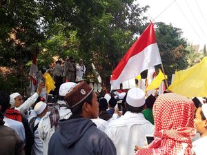 Demo di Bawaslu Jatim, Forum Umat Islam Ingatkan Soal Akhirat Demo di Bawaslu Jatim, Forum Umat Islam Ingatkan Soal Akhirat