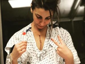 Dua Perempuan Muda Menanti Siapa yang Akan Lebih Dulu Meninggal