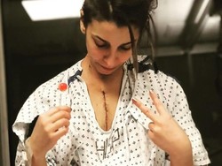 Dua Perempuan Muda Menanti Siapa yang Akan Lebih Dulu Meninggal