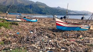 Duh Miris, Sampah Menumpuk Kotori Pantai Loji di Jawa Barat