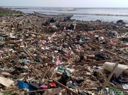 Miris, Tumpukan Sampah Kotori Pantai Loji Geopark Ciletuh Palabuhanratu