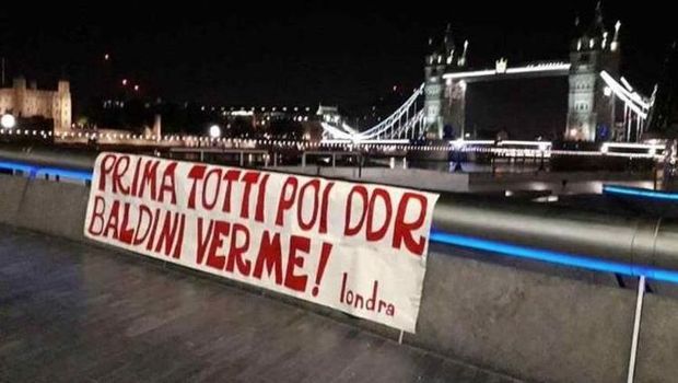 Spanduk di London Bridge.