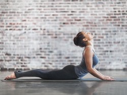 7 Manfaat Yoga Saat Puasa yang Dapat Kamu Rasakan