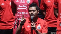 Bambang Pamungkas memberikan keterangan pers terkait skuat dan jersey Persija.