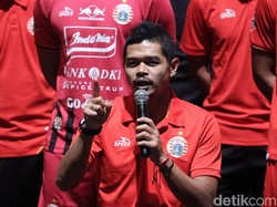 Bambang Pamungkas memberikan keterangan pers terkait skuat dan jersey Persija.