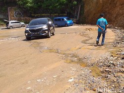 Jalan Lintas di Tapanuli Tengah Rusak Parah dan Rawan Longsor