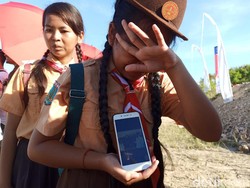 Tangis Haru Tika, Siswi SD yang Selfie Bareng Jokowi