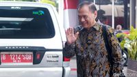 Senyum Eks Menkeu Agus Martowardojo Saat Diperiksa Soal e-KTP