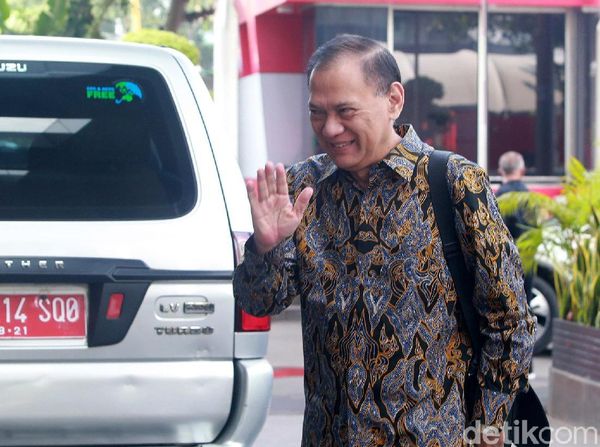 Senyum Eks Menkeu Agus Martowardojo Saat Diperiksa Soal e-KTP