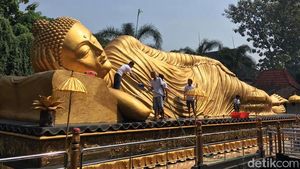 Jelang Waisak, Patung Budha Tidur Raksasa Dimandikan