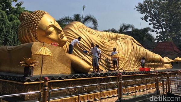 Jelang Waisak, Patung Budha Tidur Raksasa Dimandikan