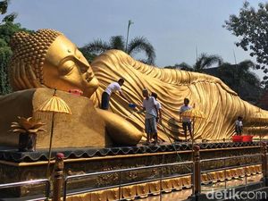 Jelang Waisak, Patung Budha Tidur Raksasa Dimandikan