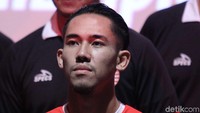 Di sisi garis lengan terdapat warna orange dan hitam yang terlihat seperti jersey di Piala AFC 2019.