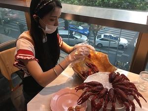 Restoran di Shanghai Ini Cari Pegawai Khusus Untuk Buka Kulit Lobster