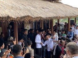 Nekat! Emak Berdaster Tengkurap di Depan Mobil Jokowi yang Melaju