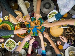 Balas Dendam Makan Saat Buka Puasa, Sehat Nggak Sih?
