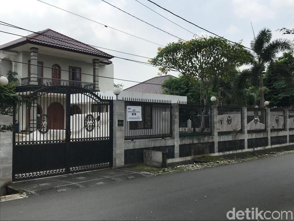 Rumah Mewah Rp 33 M Fuad Amin yang Dilelang KPK Tampak Tak Terurus Rumah Mewah Rp 33 M Fuad Amin yang Dilelang KPK Tampak Tak Terurus