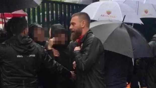 Daniele De Rossi saat menemui ultras di tempat latihan AS Roma. 