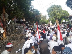 Massa Forum Umat Islam Baca Ayat Kursi Usir Setan di Bawaslu