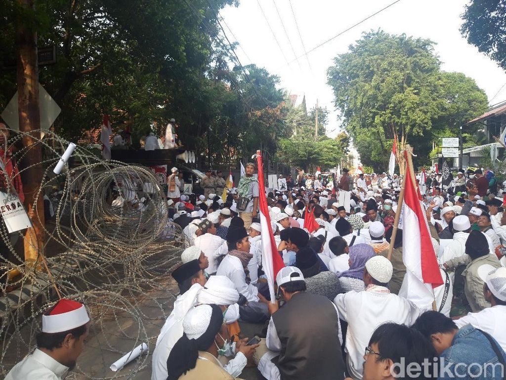 Massa Forum Umat Islam Baca Ayat Kursi Usir Setan di Bawaslu Massa Forum Umat Islam Baca Ayat Kursi Usir Setan di Bawaslu