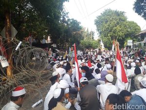 Massa Forum Umat Islam Baca Ayat Kursi Usir Setan di Bawaslu Massa Forum Umat Islam Baca Ayat Kursi Usir Setan di Bawaslu