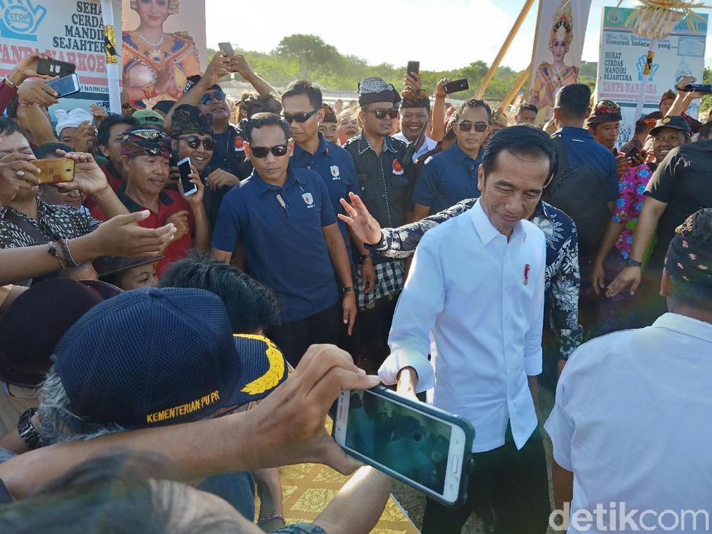 Jokowi Puji Warga Kutuh yang Sulap Desa Miskin Jadi Kampung Bola Internasional Jokowi Puji Warga Kutuh yang Sulap Desa Miskin Jadi Kampung Bola Internasional