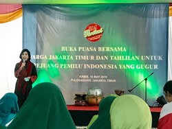 Relawan Pertiwi Ajak Anak Yatim Doakan Petugas KPPS yang Meninggal
