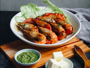 Bikin Laper! Lahapnya Ncess Nabati Makan Ikan Sukang dan Udang Galah Bakar