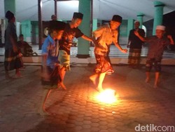 Tradisi Unik Ramadhan di Tulungaggung, Bermain Bola Api Usai Tadarus