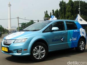 Harga 4 Kali Lipat Lebih Mahal, Blue Bird Tetap Membumikan Mobil Listrik