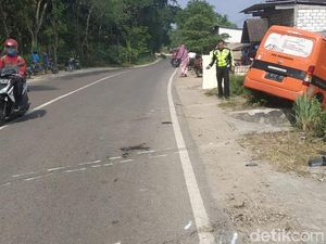 Mobil PT Pos Tabrak Pemotor di Rembang, 2 Orang Tewas