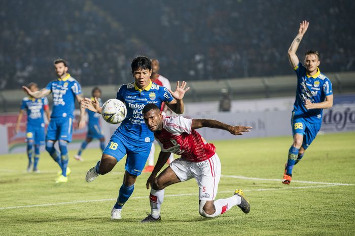 Persib Bandung menang telak 3-0 atas Persipura Jayapura di laga pertama Liga 1 2019. (Foto: M Agung Rajasa / Antara) Persib Bandung menang telak 3-0 atas Persipura Jayapura di laga pertama Liga 1 2019. (Foto: M Agung Rajasa / Antara)