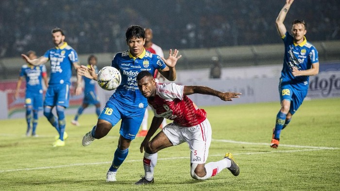 Pesepakbola Persib Bandung Achmad Jufriyanto (kedua kiri) berebut bola dengan pesepakbola Persipura Jayapura Marinus Mariyanto Wanewar (kedua kanan) dalam pertandingan Sepak Bola Liga 1 2019 di Stadion Si Jalak Harupat, Kabupaten Bandung, Jawa Barat, Sabtu (18/5/2019). ANTARA FOTO/M Agung Rajasa/hp.