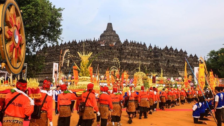 Ribuan Orang Ikuti Kirab Waisak di Candi Borobudur