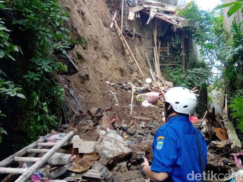 Kakek di Bandung Tewas Tertimbun Tanah Longsor Kakek di Bandung Tewas Tertimbun Tanah Longsor