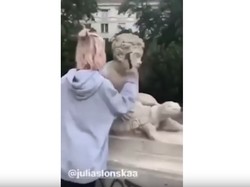 Demi Konten Instagram, Wanita Ini Hancurkan Patung Bersejarah