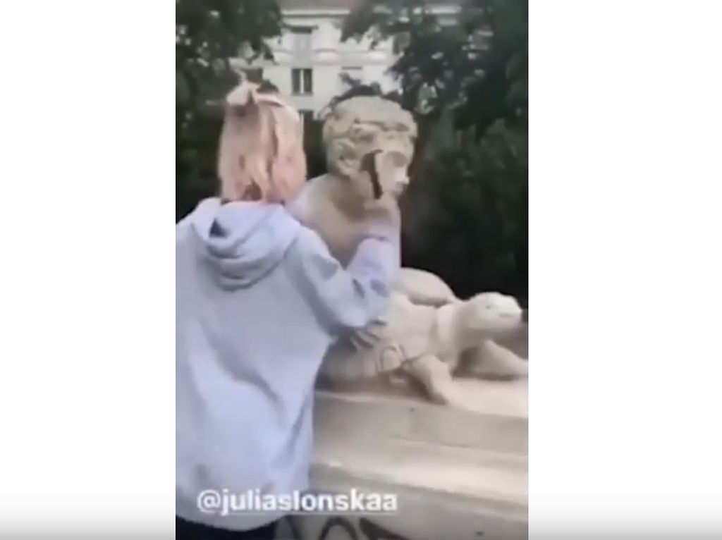 Demi Konten Instagram, Wanita Ini Hancurkan Patung Bersejarah Demi Konten Instagram, Wanita Ini Hancurkan Patung Bersejarah
