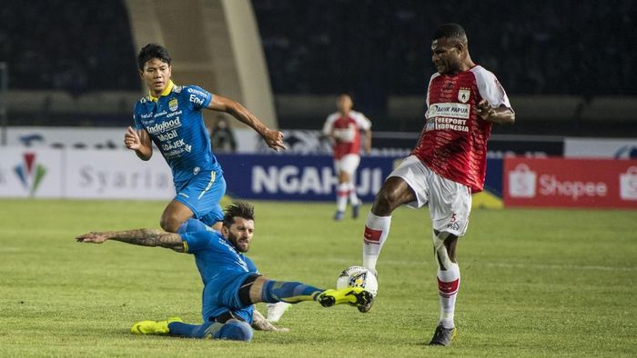 Persib Bandung menang 3-0 atas Persipura Jayapura. (Foto: M Agung Rajasa/Antara) Persib Bandung menang 3-0 atas Persipura Jayapura. (Foto: M Agung Rajasa/Antara)