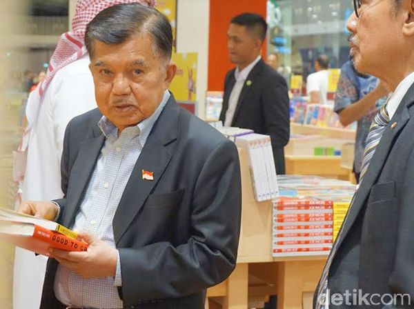 Keliling Doha Festival City, JK Belanja Buku