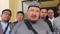 Potret Ustaz Iyus Tinggalkan Kantor Polisi Usai Penahanan Ditangguhkan
