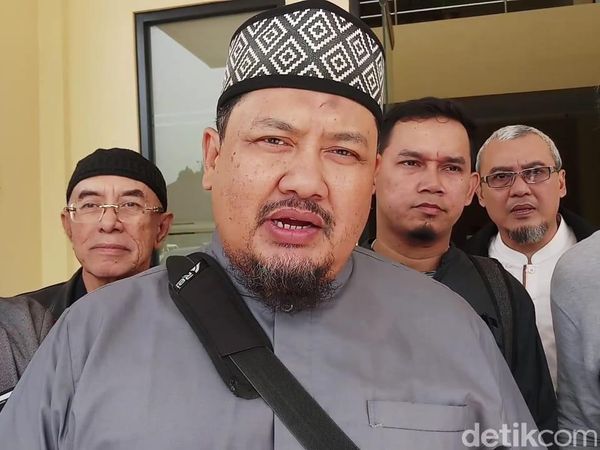 Potret Ustaz Iyus Tinggalkan Kantor Polisi Usai Penahanan Ditangguhkan