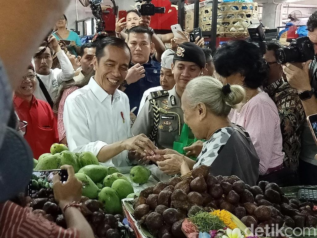 Blusukan ke Pasar Badung Bali, Jokowi Borong Aneka Buah Blusukan ke Pasar Badung Bali, Jokowi Borong Aneka Buah