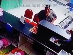 2 Pria Pencuri HP Perawat Terekam CCTV Viral