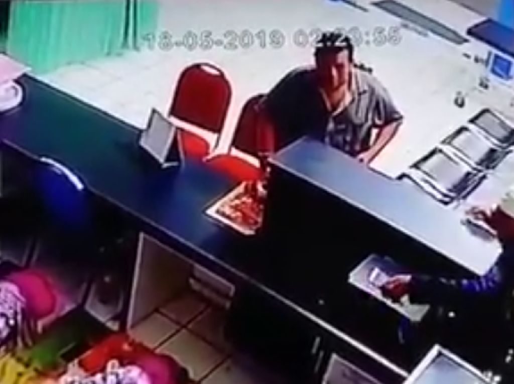 2 Pria Pencuri HP Perawat Terekam CCTV Viral 2 Pria Pencuri HP Perawat Terekam CCTV Viral