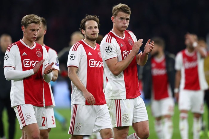 ajax amsterdam frenkie de jong matthijs de ligt daley blind AMSTERDAM, NETHERLANDS - APRIL 10: Matthijs de Ligt (R), Daley Blind (C) and Frenkie de Jong (L) of Ajax applaud the home support at the final whistle during the UEFA Champions League Quarter Final first leg match between Ajax and Juventus at Johan Cruyff Arena on April 10, 2019 in Amsterdam, Netherlands. (Photo by Michael Steele/Getty Images)